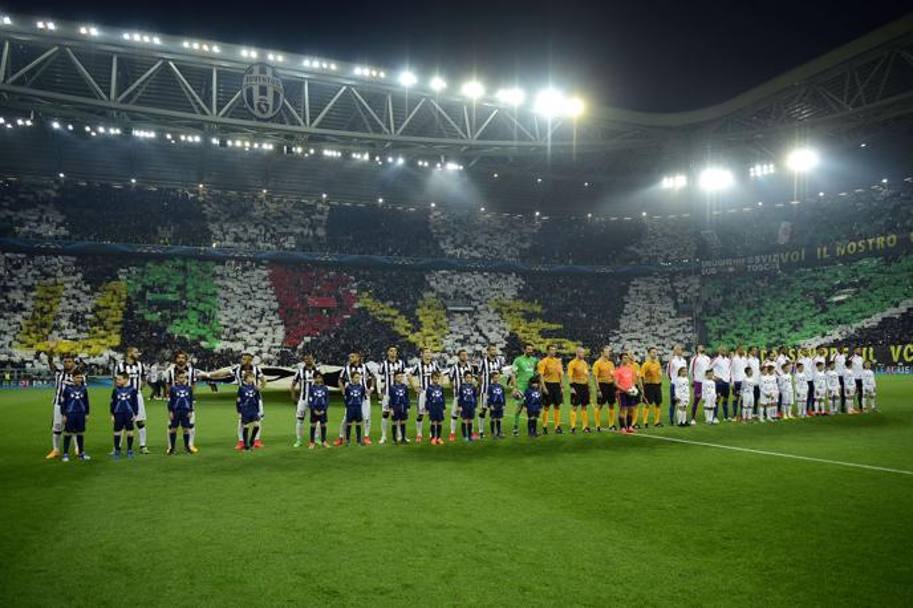 La coreografia dello Juventus Stadium di Torino per l&#39;andata dei quarti di Champions tra i bianconeri di Allegri e i francesi del Monaco. Afp